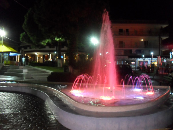 Fontana na trgu u Haniotiju 08 A.jpg